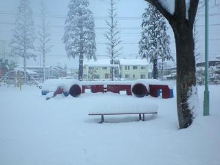 雪の公園.jpg